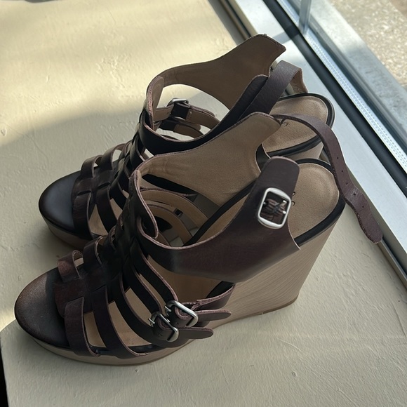 Lucky brand wedge, brown sandals. Brand new never worn size 9 - Picture 2 of 4